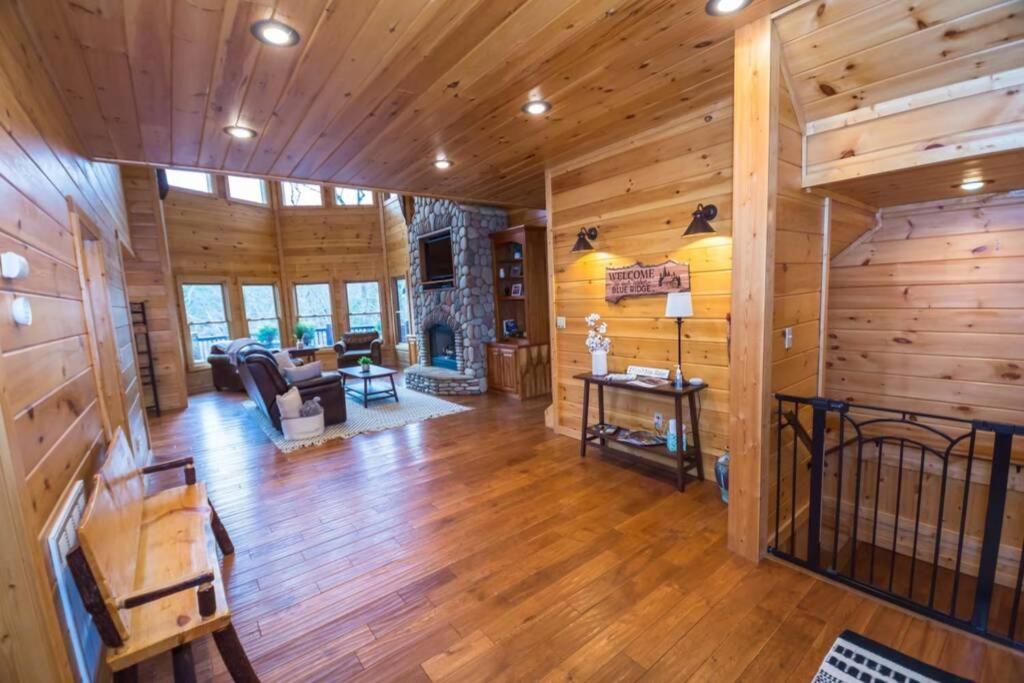 Christmas Lodge-Secluded Near Downtown บลูริดจ์ ภายนอก รูปภาพ